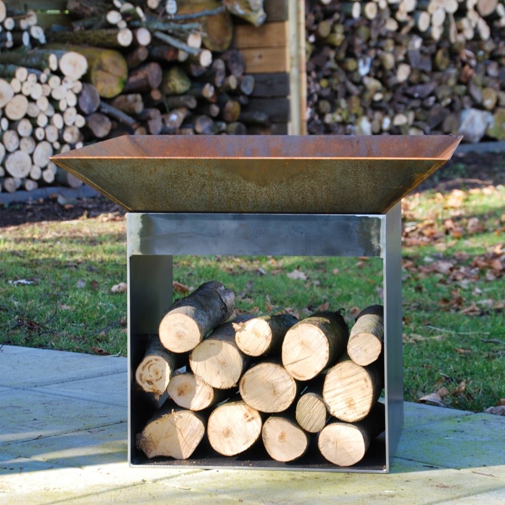 Bålfade med brændeskjul i cortenstål og jern.